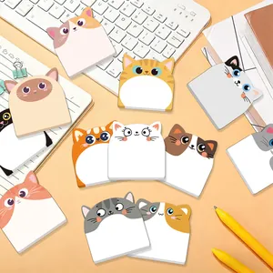 Vue détaillée de divers post-it en forme de chat mignon sur un bureau pour le bureau.