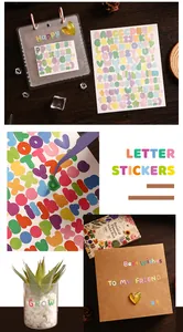 Nahaufnahme von bunten Cartoon-Alphabet-Aufklebern für DIY-Scrapbooking und Bastelarbeiten