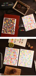 Detailansicht von bunten Alphabet- und Zahlenaufklebern für die DIY-Handbuchdekoration