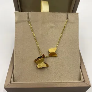 Gros plan d'une luxueuse chevillère papillon en acier titane dans un écrin à bijoux