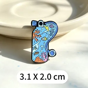 Gedetailleerd macro-zicht op een duikfles emaille speld met kleurrijke vissen