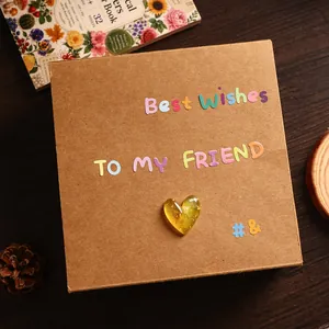 Autocollants alphabet colorés Best Wishes sur une boîte cadeau en carton kraft