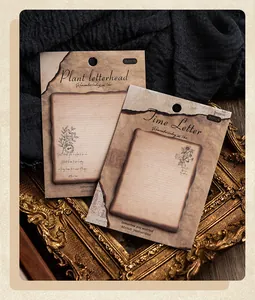Detailansicht von Vintage-Haftnotizen mit verbranntem Rand und botanischen Illustrationen.