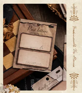 Detaillierte Nahaufnahme von Vintage Haftnotizen mit Brandrand für kreatives Journaling.
