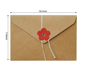 Elegante sobre de papel kraft con cierre de flor roja, medida de 161 mm x 114 mm.