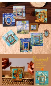 Vue détaillée des marque-pages en métal doré avec motifs de peintures à l'huile.