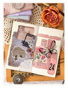 Vista detallada de pegatinas y papel vintage para scrapbooking y diario creativo.