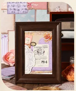 Vista detallada de un collage de papel vintage para álbumes de recortes en un marco de madera