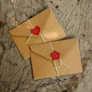Sobres vintage de papel kraft marrón con cierre de cuerda y sello decorativo de corazón