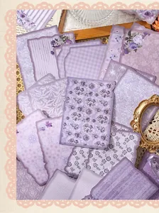 Detalle de papel decorativo vintage morado para scrapbooking con un diseño floral