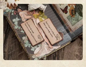 Detail von Vintage-Notizzetteln mit Brandrand und Zitaten auf einem Tagebuch.