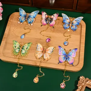 Filigrane bunte Schmetterlings Lesezeichen aus Metall mit Goldketten auf Holztablett