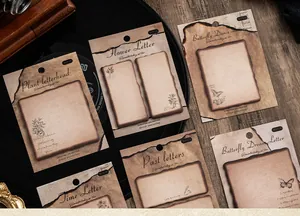 Detailansicht verschiedener Vintage-Haftnotizen mit verbranntem Rand und Pflanzenmotiven