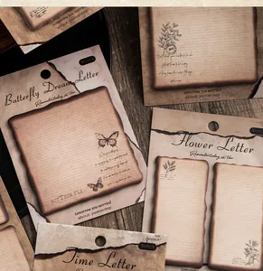 Makro-Detail von Vintage-Haftnotizen mit Brandrand-Design und Retro-Illustrationen.