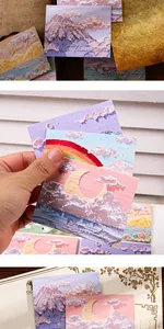 Detalle de tarjetas de felicitación con textura de óleo y accesorios artísticos