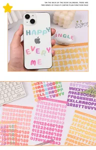 Detailansicht bunter PET-Alphabet-Aufkleber auf einer weißen Smartphone-Hülle und Kopfhörern