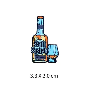 Vue détaillée de l'épingle émaillée bouteille de vodka et whisky, 3,3x2,0 cm