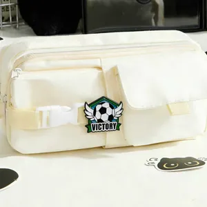 Dettaglio della spilla in smalto per la vittoria del calcio alata su un astuccio crema