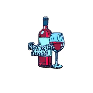 Badge en émail bouteille de vin rouge et verre avec texte Feel with heart pour vêtements