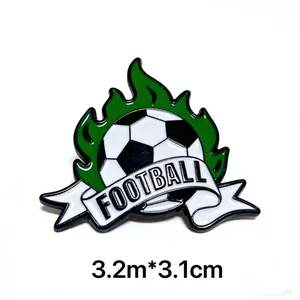 Vista dettagliata della spilla in smalto calcio con fiamme verdi e misura 3,2 cm