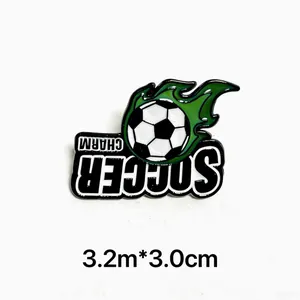 Dettaglio di una spilla smaltata da calcio 3,2 cm x 3,0 cm con vivaci fiamme verdi