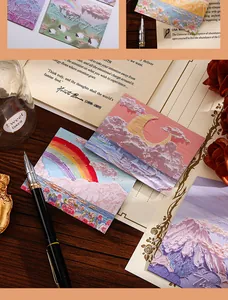 Detalle macro de postales de pintura al óleo con diseños de arco iris y la luna