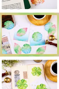 Close-up van bladvormige plaknotities in een creatief bureau-decor