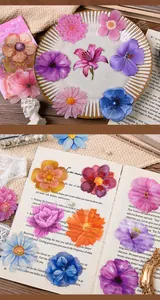 Detaillierte Nahaufnahme bunter transparenter PET-Blumenaufkleber auf einem Buch