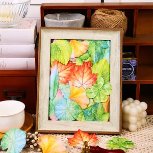 Kleurrijke decoratieve papieren esdoorn- en ginkgo-bladeren voor scrapbooking en dagboek