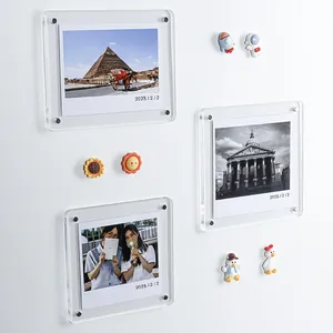 Detailansicht klarer magnetischer Bilderrahmen aus Acryl an einer weißen Wand