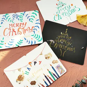 Tarjetas de felicitación DIY pintadas a mano para Navidad y cumpleaños en fondo texturizado