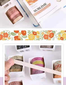 Detailopname van washi-tape met bloemen en stippen voor creatieve plakboek projecten
