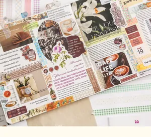 Detailansicht von buntem Gitter-Washi-Tape und Vintage-Aufklebern in einem Scrapbook.