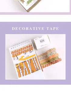 Gedetailleerde opname van washi-taperollen met herfstbladpatroon voor journal-decoratie