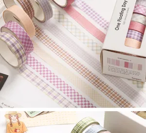 Nahaufnahme verschiedener Pastell-Washi-Tapes mit Karomuster und Deko-Verpackung