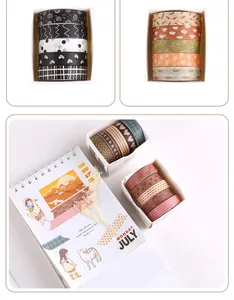 Detailweergave van verschillende kleurrijke washi-tapes met esthetische bloem- en hartpatronen