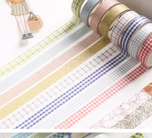 Nahaufnahme von bunten Washi-Tapes mit Karomuster für Scrapbooking und Bastelprojekte