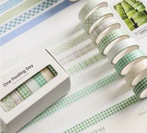 Nahaufnahme von grünem und violettem Plaid Washi Tape Set mit 8 Rollen in Box
