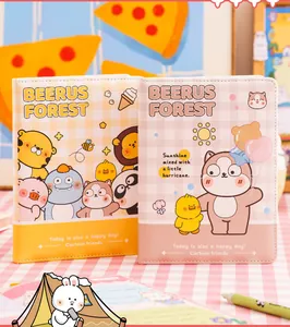 Detail van twee schattige cartoonnotitieboekjes met dieren en geruite achtergrond