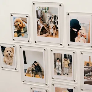 Detailansicht von mehreren klaren magnetischen Acryl-Fotorahmen an einer weißen Wand
