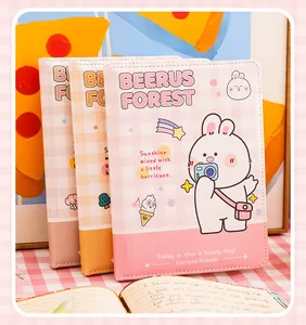 Detailopname van schattige cartoon notitieboekjes met Beerus Forest konijn designs