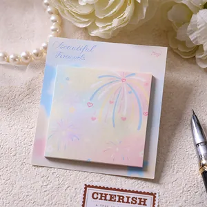 Esthetische pastelkleurige vuurwerk plaknotities op een bloemrijk bureau decor