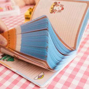 Dik schattig cartoon notitieboek met gelinieerde pagina's en blauwe kleurranden