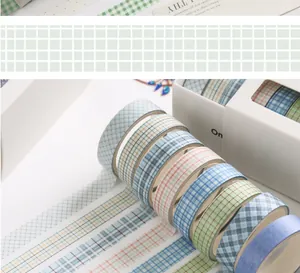 Nahaufnahme verschiedener farbiger Washi-Tape-Rollen mit Karomuster für DIY-Bastelarbeiten