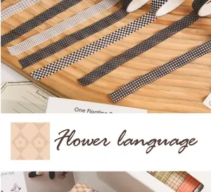 Detaillierte Ansicht von Washi-Tape mit Karomuster für die Dekoration von Journalen.