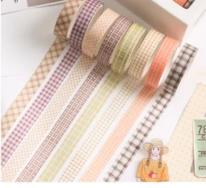 Nahaufnahme verschiedener bunter karierter Washi-Tape-Rollen für Scrapbooking und Basteln