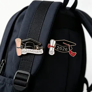 Primer plano detallado de pines esmaltados de graduación 2026 en mochila negra