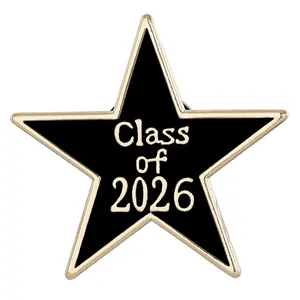 Detalle de cerca del pin conmemorativo de graduación estrella negra clase de 2026