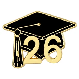 Primer plano detallado de un pin de sombrero de graduación con esmalte negro y oro 2026