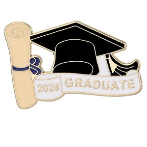 Vista detallada del pin esmaltado Graduate 2026 con birrete negro y pergamino